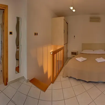 Apartment Vis A Vis Apartments Baska (Krk)